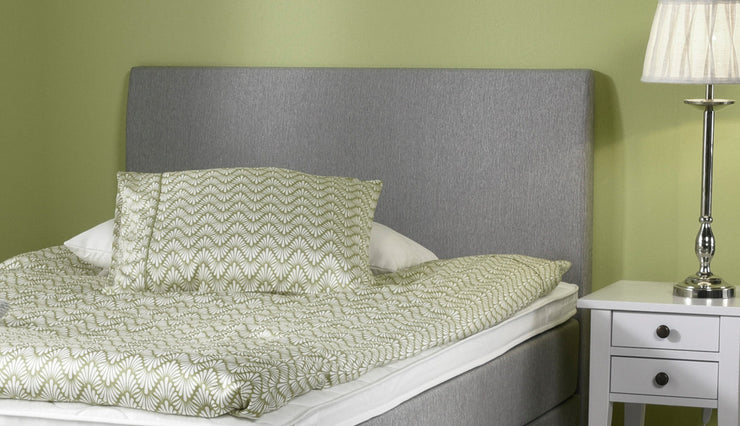 Sängynpäädyssä on sama verhoilu, kuin Aalto- ja Meri-mallistojen patjoissa. Kuvassa vaaleanharmaa väri.
