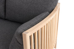 Massiivikoivuisessa Aarre-puusohvassa on kaunis kaareva muotoilu.