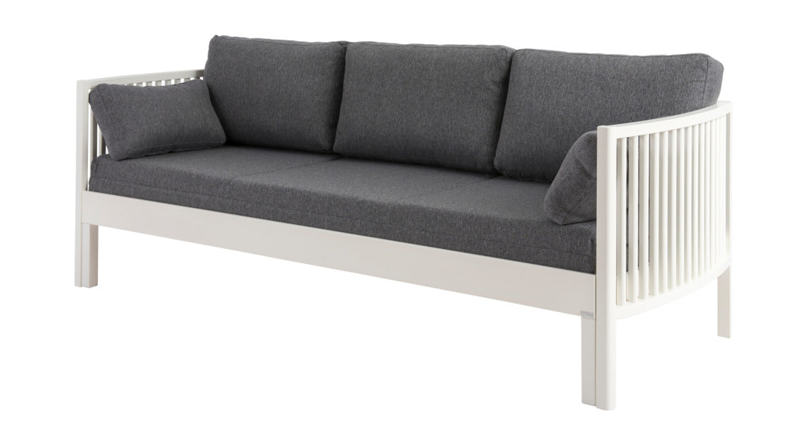 Valkoinen Aarre-puusohva harmaalla Levon-taittopatjasarjalla. Laverisohvasta saa helposti levitettyä vuoteen. Patjasarja myydään erikseen.