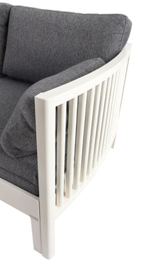 Massiivikoivuisen Aarre-vuodesohvan käsinojassa on kaunis kaareva muotoilu.