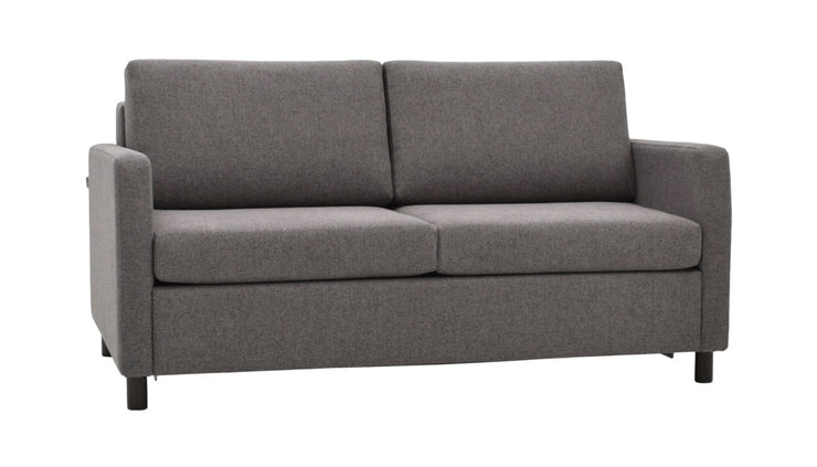 Alisa on jämäkkä, kestävä ja tyylikkään ajaton vuodesohva. Kuvan sohvassa on antrasiitinvärinen Verde 19 -kangasverhoilu.