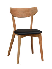 Ami- ruokapöydän tuoli luonnonvärisellä tammirungolla ja mustalla keinonahkaistuimella.