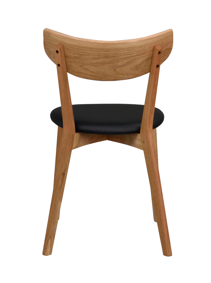 Ami- ruokapöydän tuoli luonnonvärisellä tammirungolla ja mustalla keinonahkaistuimella.
