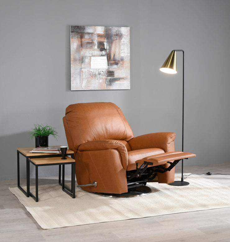 Kuvassa on Ariel-recliner ruskealla Soft Antique 9030 -nahka/keinonahkaverhoilulla ja mekanismin kahvalaukaisulla. Kuvassa mekanismi on avattuna.