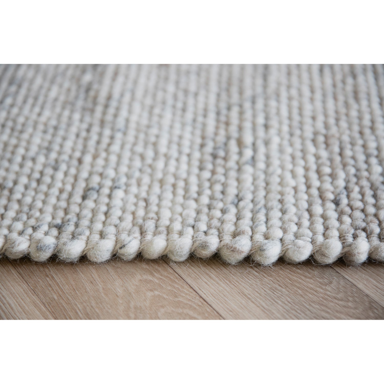 Auckland-villamatto. on 100 % villaa. Kuvassa on luonnonvalkoinen Auckland-villamatto.