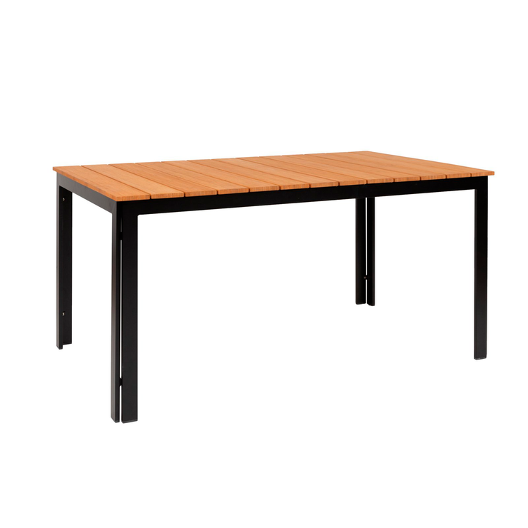 Bambu-pöydän kansi on luonnonväristä bambua ja jalat mustaa alumiinia. Suorakaiteen muotoisen pöydän koko on 150 x 90 cm.