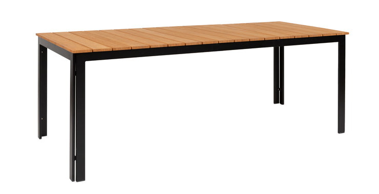 Bambu-pöydän kansi on luonnonväristä bambua ja jalat mustaa alumiinia. Suorakaiteen muotoisen pöydän koko on 206 x 90 cm.