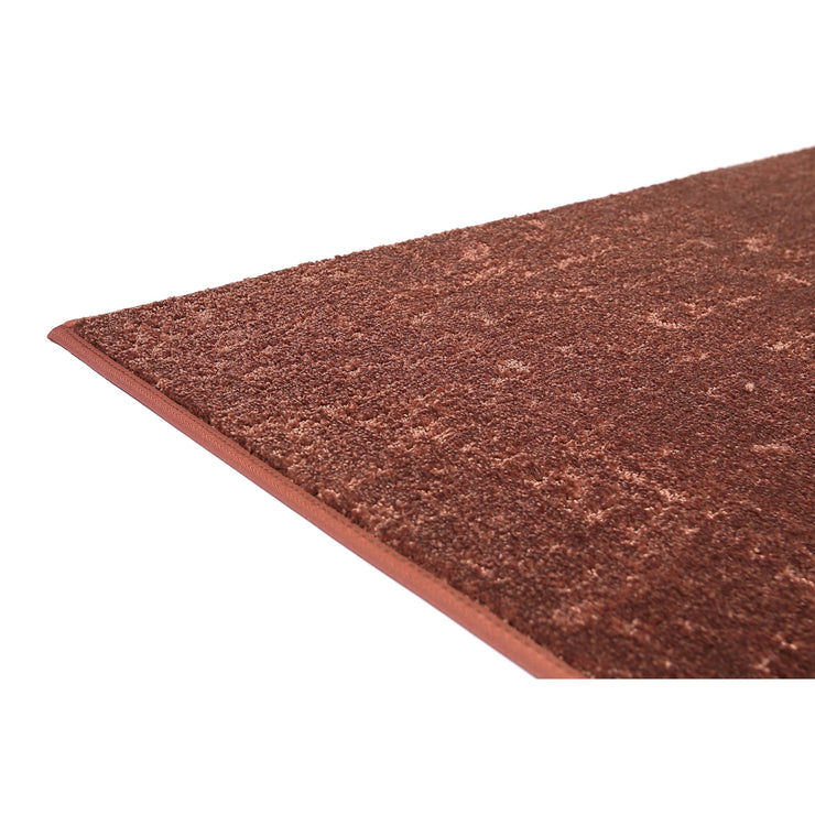 Basaltti-maton nukkapinta rakentuu auki leikatusta ja lenkkinukasta. Lähikuvassa mahongin punainen Basaltti-matto.