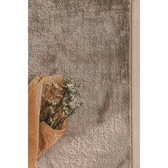 Pehmeässä Basaltti-nukkamatossa on elävä nukkapinta. Kuvassa on beige matto.