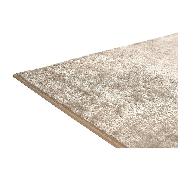 Basaltti-maton nukkapinta rakentuu auki leikatusta ja lenkkinukasta. Lähikuvassa beige Basaltti-matto.