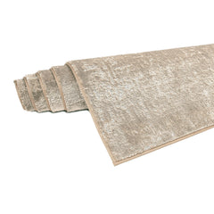 Beige Basaltti-nukkamatto rullalle käärittynä.