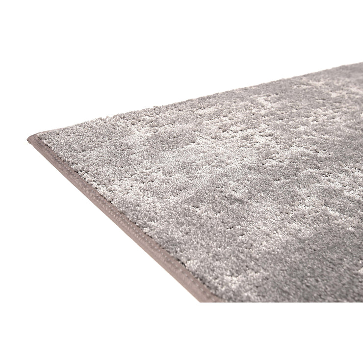 Basaltti-maton nukkapinta rakentuu auki leikatusta ja lenkkinukasta. Lähikuvassa harmaa Basaltti-matto.