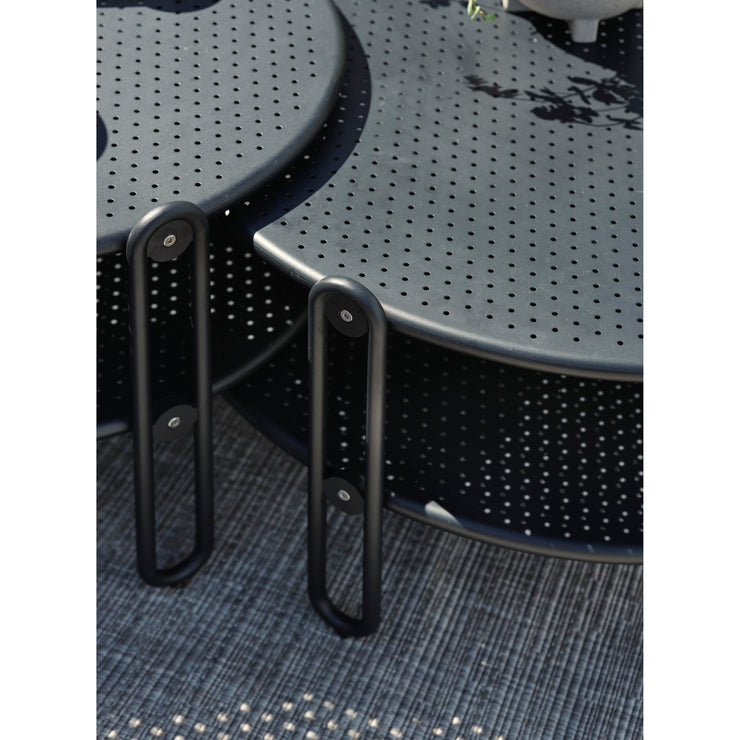 Kuvassa oikealla on tämä isompi Ø 85 cm musta Blixt-sohvapöytä. Pöytä menee limittäin erikseen myytävän 3 cm korkeamman, kuvassa vasemmalla olevan Ø 65 cm pöydän kanssa.