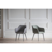 Bolton-tuoli on täydellinen valinta modernia tyyliä arvostavalle ja näyttävä lisä myös muutoin kodin sisustukseen.