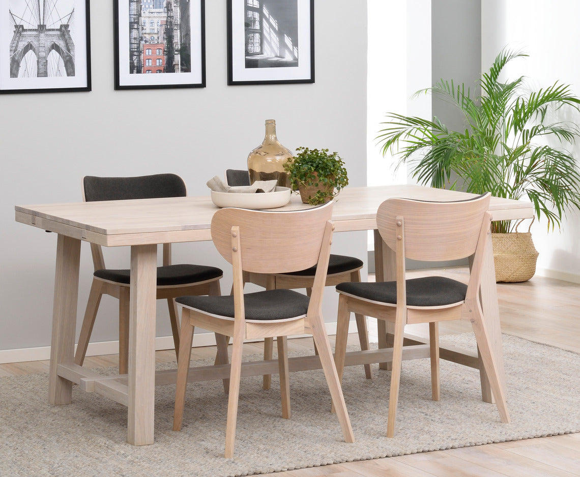 Vaaleissa Brooklyn-kalusteissa on sileä pinta ja viimeistelynä valkokuultoinen öljykäsittely. Kuvassa on valkotammenvärinen Brooklyn-ruokapöytä 170 x 95 cm ja Marina-tuolit.