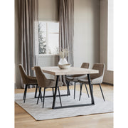 Kuvassa on valkotammenvärinen ruokaryhmä 170 x 95 cm Brooklyn-ruokapöydällä, jossa on U-malliset mustat metallijalat. Neljän hengen ruokaryhmän tuoleina on erikseen myytävät Rowicon beigenväriset Sierra-tuolit.