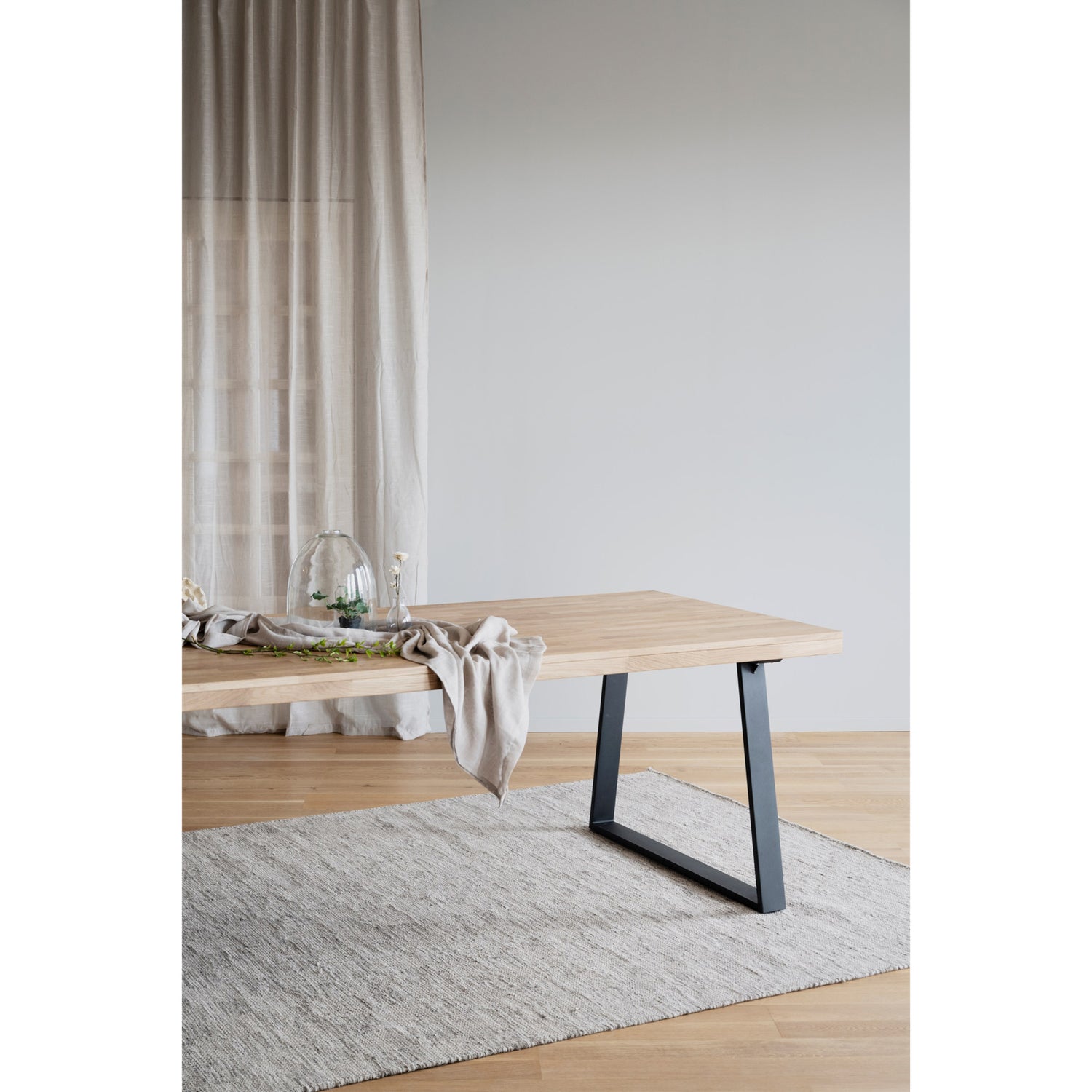 Kuvassa on valkotammenvärinen Brooklyn -ruokapöytä 220 x 95 cm, U-mallisilla mustilla metallijaloilla.