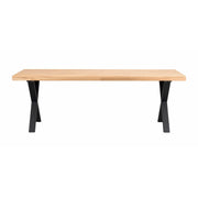 Tammenvärinen Brooklyn -ruokapöytä 220 x 95 cm, X-mallisilla mustilla metallijaloilla.