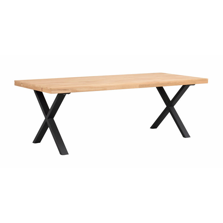 Tammenvärinen Brooklyn -ruokapöytä 220 x 95 cm, X-mallisilla mustilla metallijaloilla.