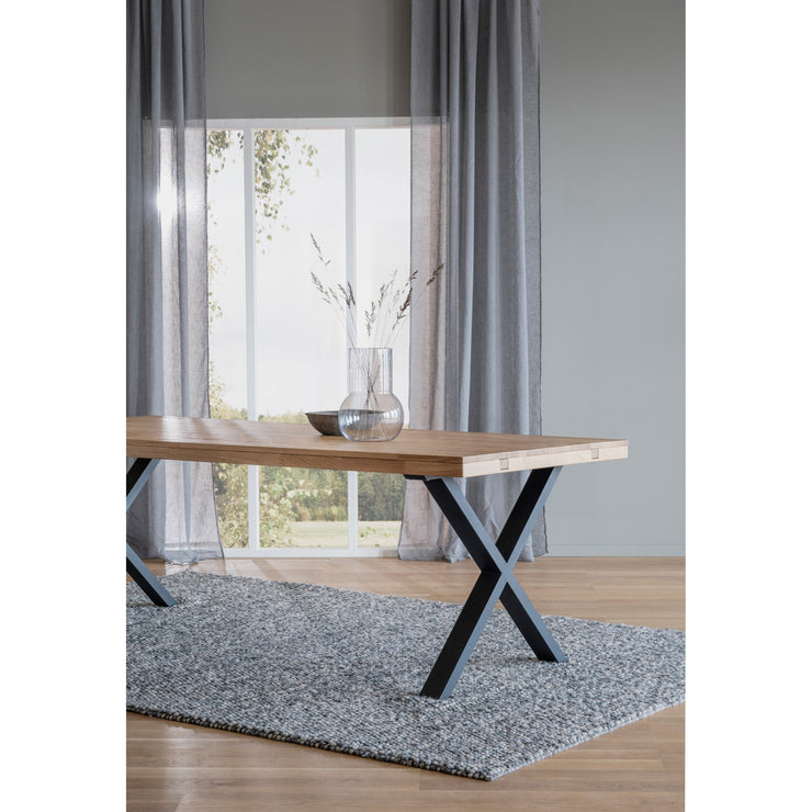 Kuvassa on tammenvärinen Brooklyn -ruokapöytä 220 x 95 cm, X-mallisilla mustilla metallijaloilla.