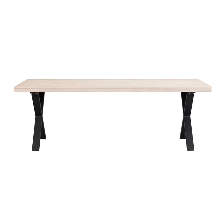 Valkotammenvärinen Brooklyn -ruokapöytä 220 x 95 cm, X-mallisilla mustilla metallijaloilla.