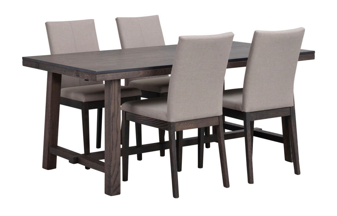 Tummissa Brooklyn-kalusteissa on harjattu pinta ja viimeistelynä sävytelakka. Kuvassa on savutammenvärinen Brooklyn-tammipöytä 170 x 95 cm ja Amanda-tuolit.