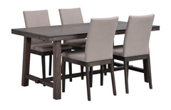 Tummissa Brooklyn-kalusteissa on harjattu pinta ja viimeistelynä sävytelakka. Kuvassa on savutammenvärinen Brooklyn-tammipöytä 170 x 95 cm ja Amanda-tuolit.