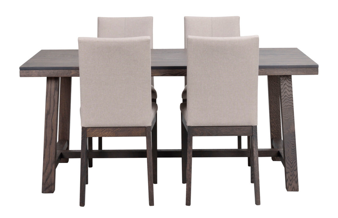 Tummissa Brooklyn-kalusteissa on harjattu pinta ja viimeistelynä sävytelakka. Kuvassa on savutammenvärinen Brooklyn-tammipöytä 170 x 95 cm ja Amanda-tuolit.