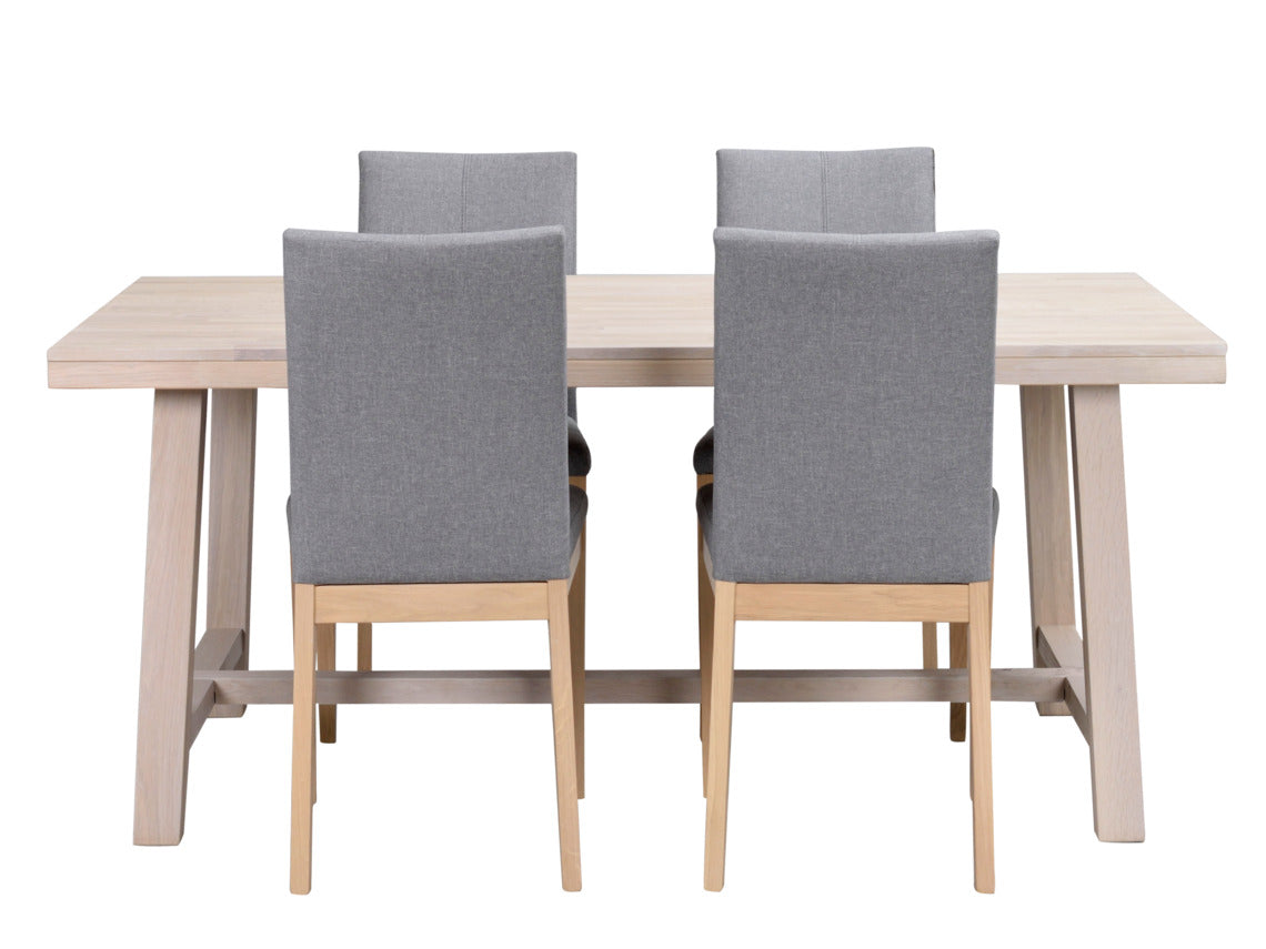 Vaaleissa Brooklyn-kalusteissa on sileä pinta ja viimeistelynä valkokuultoinen öljykäsittely. Kuvassa on valkotammenvärinen Brooklyn-tammipöytä 170 x 95 cm ja Amanda-tuolit.