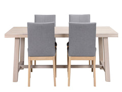 Vaaleissa Brooklyn-kalusteissa on sileä pinta ja viimeistelynä valkokuultoinen öljykäsittely. Kuvassa on valkotammenvärinen Brooklyn-tammipöytä 170 x 95 cm ja Amanda-tuolit.