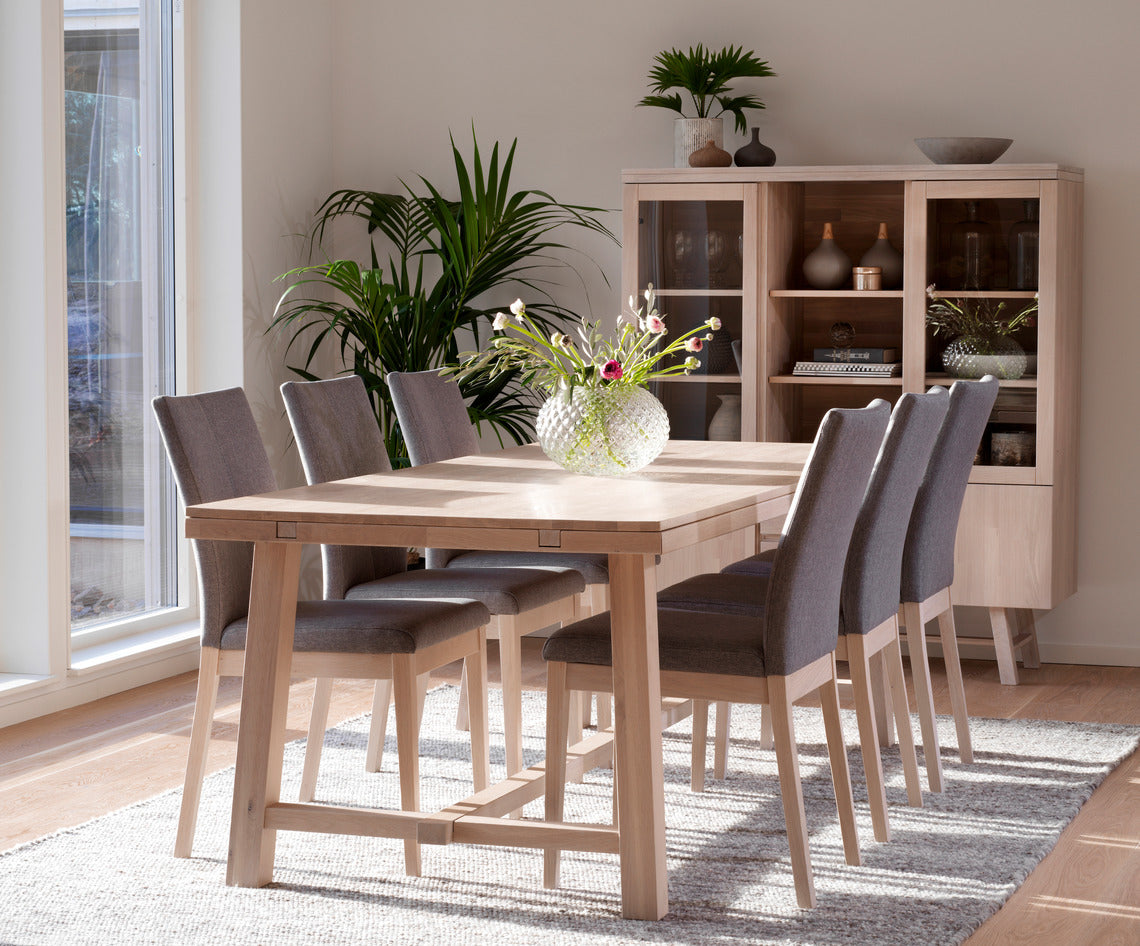 Vaaleissa Brooklyn-kalusteissa on sileä pinta ja viimeistelynä valkokuultoinen öljykäsittely. Kuvassa on valkotammenvärinen Brooklyn-ruokapöytä 220 x 95 cm ja Amanda-tuolit.