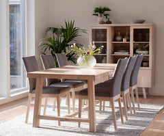 Vaaleissa Brooklyn-kalusteissa on sileä pinta ja viimeistelynä valkokuultoinen öljykäsittely. Kuvassa on valkotammenvärinen Brooklyn-ruokapöytä 220 x 95 cm ja Amanda-tuolit.