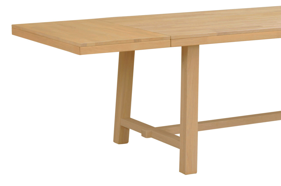 Kuvassa Brooklyn-ruokapöytä ja jatkolevy, väri luonnonvärinen tammi. Luonnonvärinen massiivitammipinta on harjattu ja lakattu.