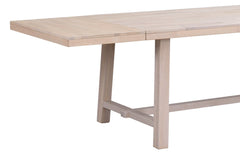 Kuvassa Brooklyn-ruokapöytä ja jatkolevy, väri valkotammi. Valkotammenvärinen massiivitammipinta on valkoöljytty ja siinä on sileä pinta.