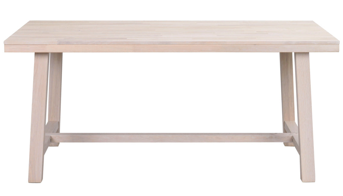 Vaaleissa Brooklyn-kalusteissa on sileä pinta ja viimeistelynä valkokuultoinen öljykäsittely. Kuvan Brooklyn-ruokapöytä on 170 x 95 cm, väri valkotammi.