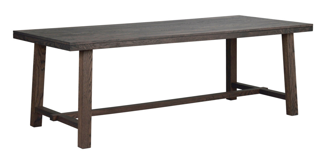 Tummissa Brooklyn-kalusteissa on harjattu pinta ja viimeistelynä sävytelakka. Kuvan Brooklyn-ruokapöytä on 220 x 95 cm, savutammenvärinen.