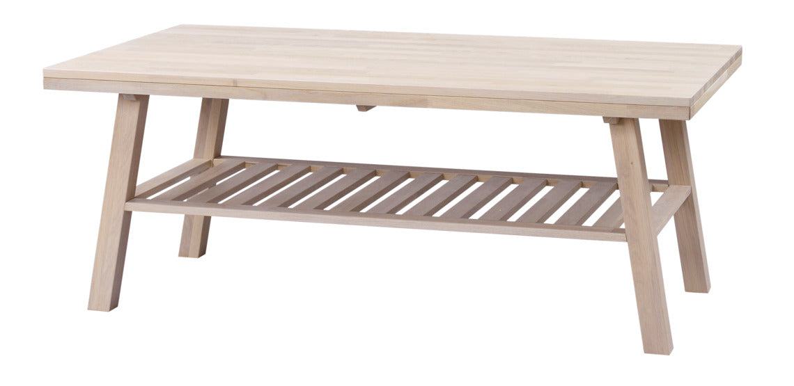 Vaaleissa Brooklyn-kalusteissa on sileä pinta ja viimeistelynä valkokuultoinen öljykäsittely. Kuvan sohvapöytä on valkotammenvärinen.