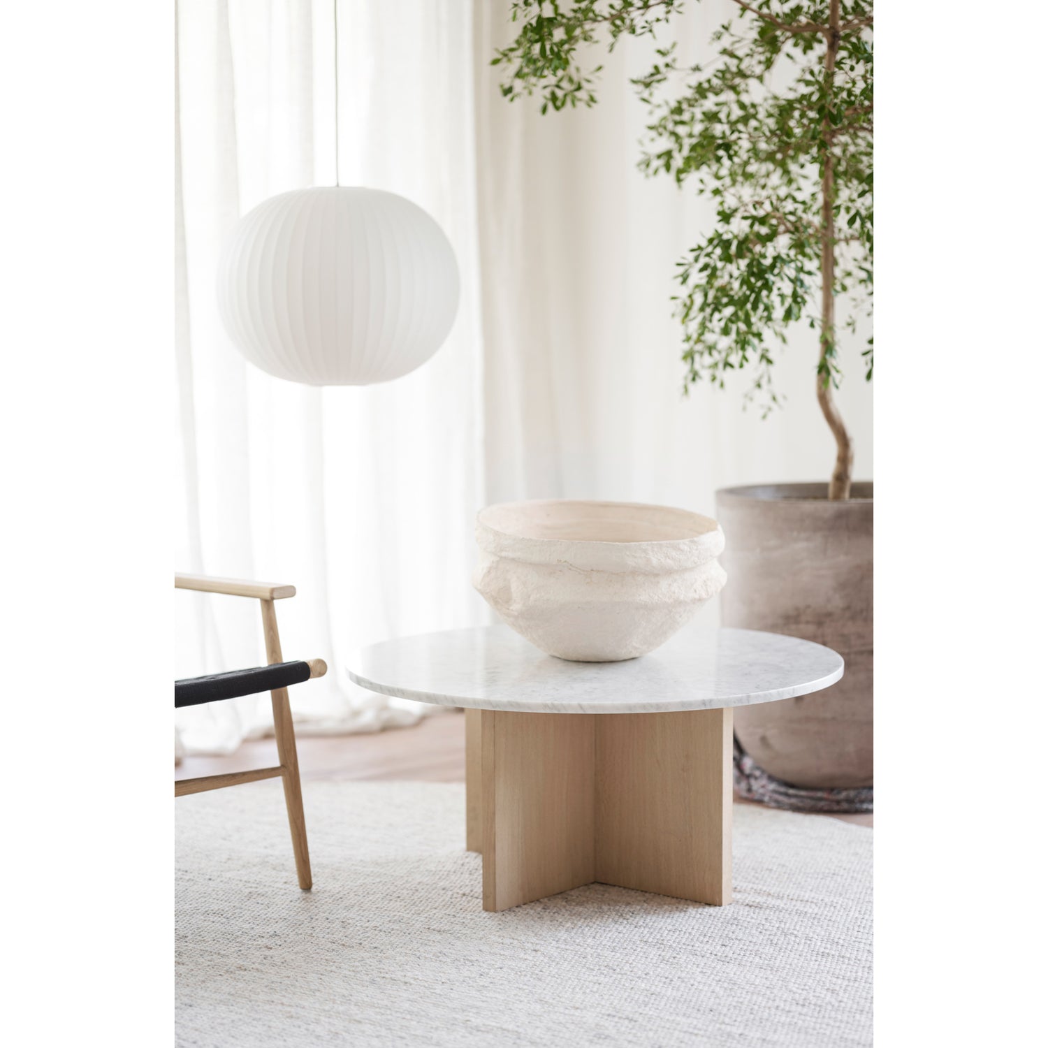 Lumoavan valkomarmorikantinen Brooksville-sohvapöytä luonnonvärisellä jalalla tuo sisustukseen näyttävää luksusta.