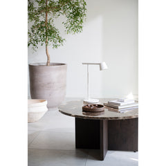 Pähkinänvärinen, aito marmorikantinen Brooksville-sohvapöytä ruskealla jalalla tuo sisustukseen näyttävää luksusta.