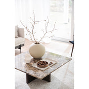 Pähkinänvärinen, aito marmorikantinen Brooksville-sohvapöytä ruskealla jalalla tuo sisustukseen näyttävää luksusta.