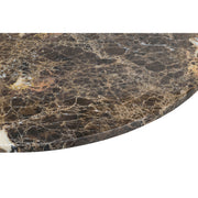 Lähikuvassa ruskeansävyisen Brooksville-sohvapöydän aito marmorikansilevy luonnollisesti vaihtelevalla pintakuviolla.