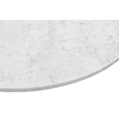 Lähikuvassa valkokantisen Brooksville-sohvapöydän aito marmorilevy luonnollisesti vaihtelevalla pintakuviolla.