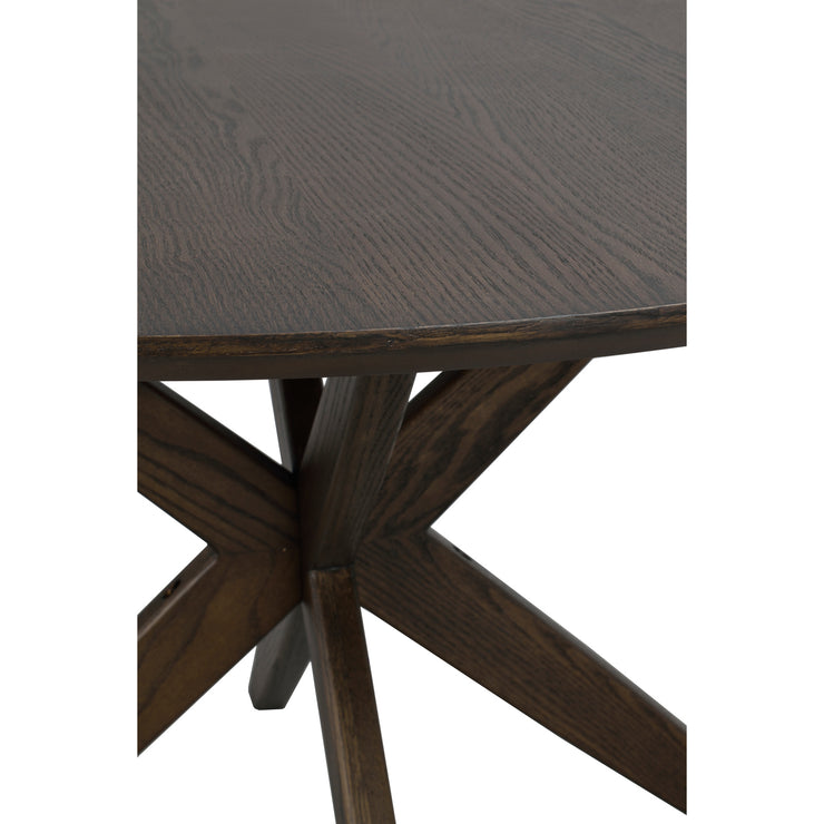 Tummanruskeassa pyöreässä Calverton-ruokapöydässä on ainutlaatuisesti muotoiltu design-jalka.
