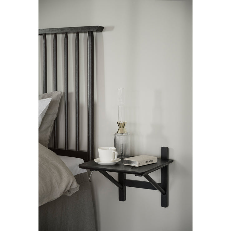 Camrose-seinähylly / yöpöytä sopii hyvin esimerkiksi sängyn viereen yöpöydäksi.