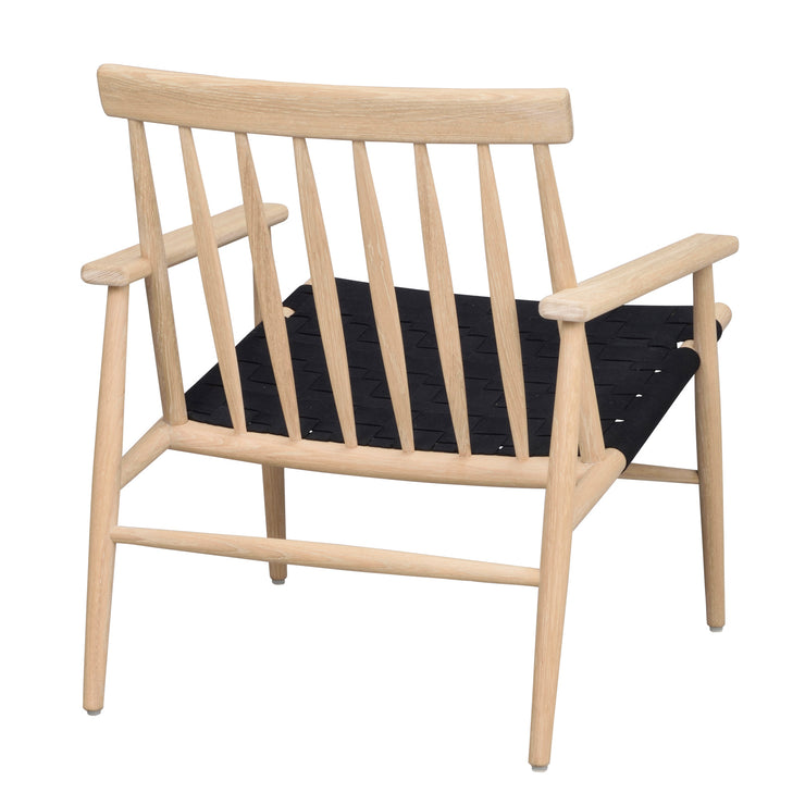 Valkotammenvärinen Canwood-nojatuoli, jossa on musta punottu istuin. Canwood-nojatuolin runko on FSC-sertifioitua puuta ja istuinosa on käsinpunottua satulavyötä.