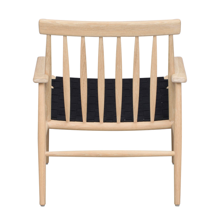 Valkotammenvärinen Canwood-nojatuoli. Tuolin runko on FSC-sertifioitua puuta ja istuinosa on käsinpunottua mustaa satulavyötä.