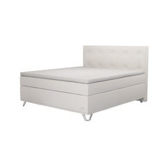 Kuvassa on Jensen Carat -jenkkisänky beigellä verhoiluvärillä, TempSmart-sijauspatjalla ja 14 cm korkeilla kiillotuilla alumiinisilla kolmiojaloilla, sekä erikseen myytävällä Virgo Decor -sängynpäädyllä. Stemma-myymälässä sinulla on mahdollisuus kokeilla eri vaihtoehtoja ja räätälöidä juuri tarpeisiisi sopiva sänkykokokonaisuus.