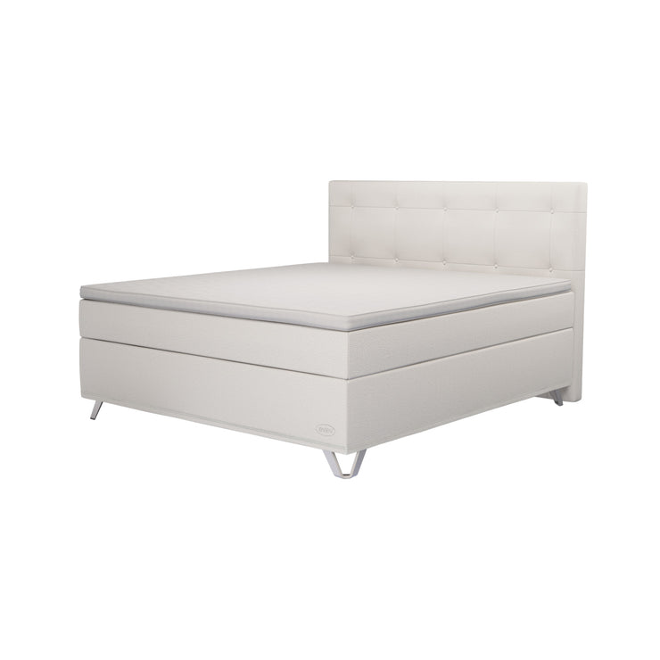 Kuvassa on Jensen Carat -jenkkisänky beigellä verhoiluvärillä, TempSmart-sijauspatjalla ja 14 cm korkeilla kiillotuilla alumiinisilla kolmiojaloilla, sekä erikseen myytävällä Virgo Decor -sängynpäädyllä. Stemma-myymälässä sinulla on mahdollisuus kokeilla eri vaihtoehtoja ja räätälöidä juuri tarpeisiisi sopiva sänkykokokonaisuus.