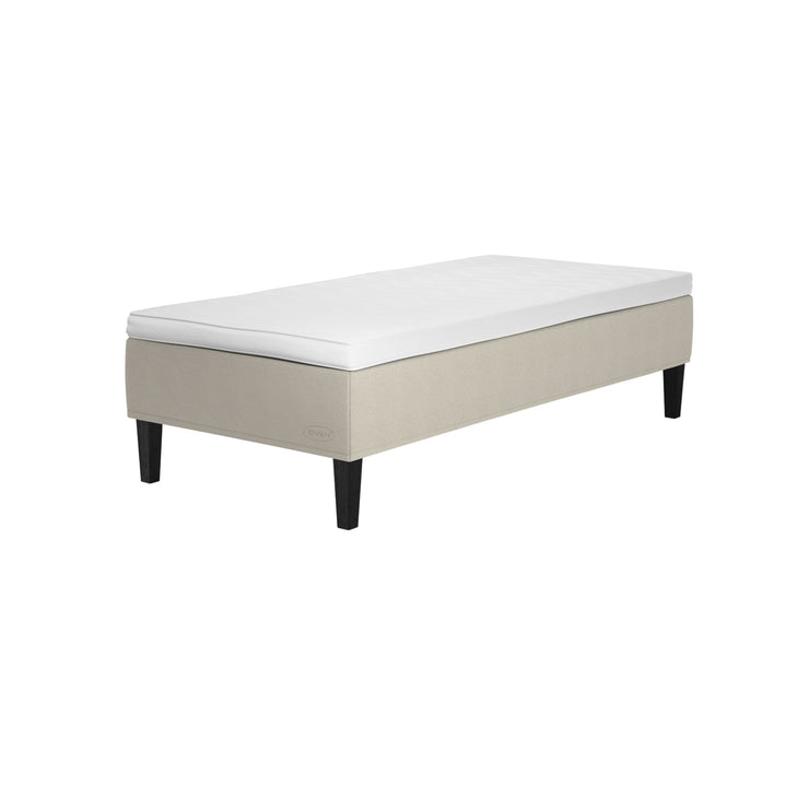 Jensen Carat -runkopatjasängyn beige verhoiluväri ja nelikulmaiset 23 cm korkeat mustat tammijalat. TempSmart -sijauspatja ja jalat sisältyvät hintaan.