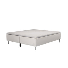 Kuvassa on Jensen Carat -runkopatjat beigellä verhoiluvärillä, yhtenäisellä TempSmart-sijauspatjalla ja 18 cm korkeilla mustilla ohuilla metallijaloilla. Stemma-myymälässä sinulla on mahdollisuus kokeilla eri vaihtoehtoja ja räätälöidä juuri tarpeisiisi sopiva sänkykokokonaisuus.